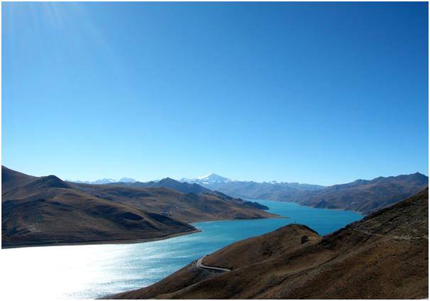 차라리 하늘이라 불릴 얌드록쵸 호수. 해발 4,441m로, 포크로 관자놀이를 찌르는 듯한 두통이 오기도 한다.