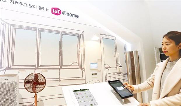 LG유플러스가 조성한 홈IoT 체험부스에서 모델이 IoT 연동기기를 작동하고 있다.  LG유플러스 제공
