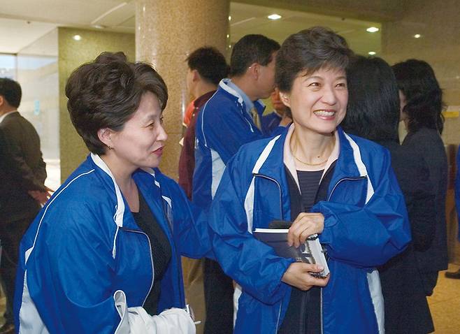 한나라당 17대 국회 당선자 연찬회에 참석한 박근혜 대표와 전여옥 대변인(왼쪽) © 시사저널 이종현