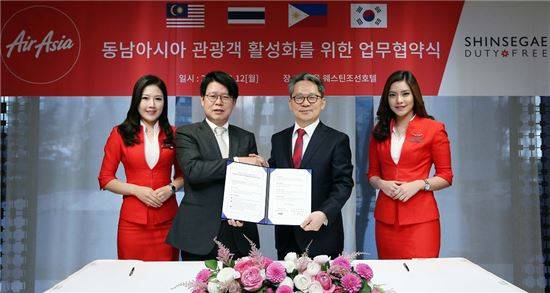 12일 서울 중구 웨스틴조선호텔에서 손영식 신세계디에프 사업총괄(부사장, 왼쪽2번째)과 곽호철 , 에어아시아 그룹 한국지사장이 말레이시아, 태국, 필리핀 방한 관광객 유치 활성화를 위한 협약식을 맺고 포즈를 취하고 있다.