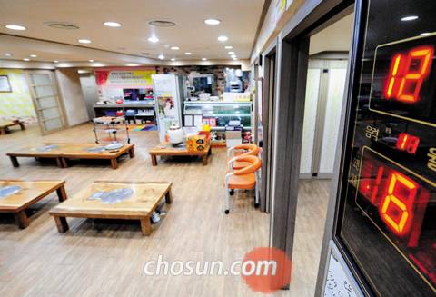 지난 9일 오후 6시 거제시 고현동의 한 고깃집. 작년 이맘때쯤만 해도 오후 6시면 연말 송년회를 하는 손님들로 북적였지만 이날은 금요일인데도 손님이 없어 텅 빈 상태였다. 이 식당 사장은“조선업 불황에 탄핵이니 뭐니 나라 전체가 어수선하니 식당 하는 사람들은 죽을 맛”이라고 말했다. /김종호 기자