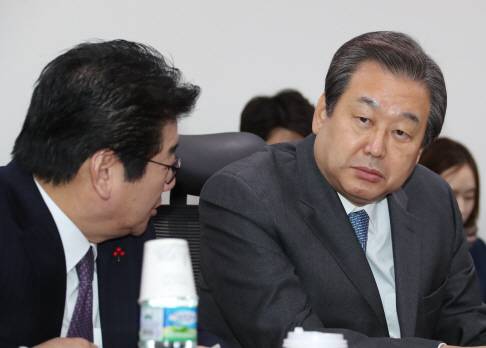 새누리당 김무성 전 대표가 13일 오전 국회 의원회관에서 열린 비상시국위원회 회의에서 강석호 의원과 대화하고 있다. / 연합뉴스