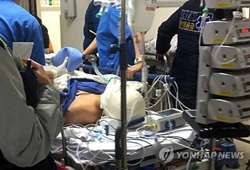 울산 군부대 폭발로 화상 입은 군인      (울산=연합뉴스) 13일 울산 군부대 폭발로 얼굴에 화상을 입은 군인이 울산시 북구 울산씨티병원 응급실에서 치료를 받고 있다. [경상일보 제공=연합뉴스]