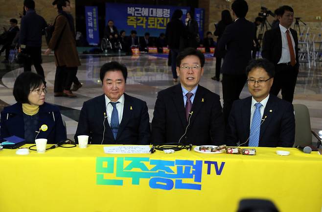 이재명 성남시장이 9일 오전 국회 본청 로텐더홀에서 민주종편TV에 출연해 시청자들에게 인사하고 있다. 김태형 기자 xogud555@hani.co.kr