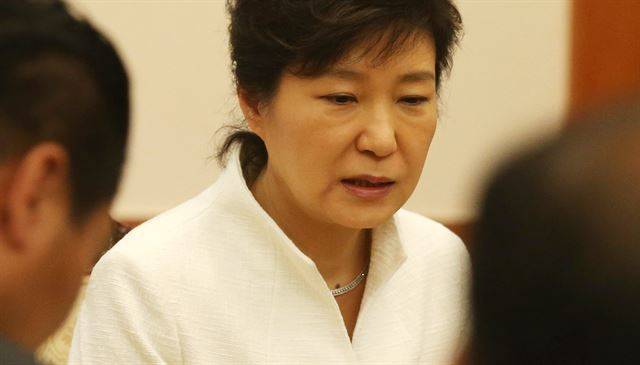 피멍 자국이 처음 발견된 지 3일 후 청와대로 세월호 유족들을 초청해 위로하고 있는 박 대통령. 피멍 자국은 사흘 전에 비해 옅어졌지만 아직 남아 있다.