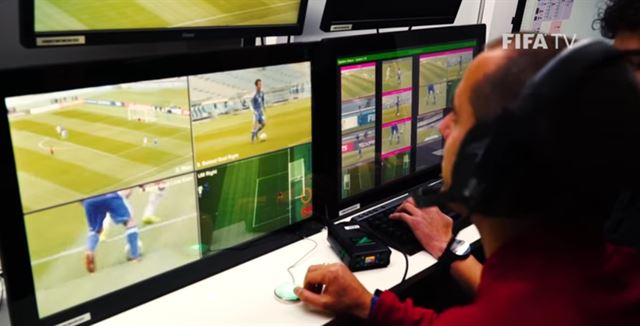 FIFA가 클럽월드컵에서 시행 중인 비디오 판독 시스템. FIFA TV 캡처