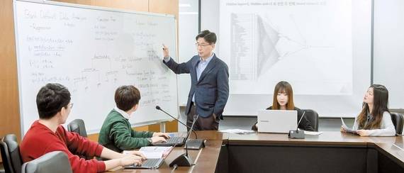 조형준 고려대 통계학과 교수(가운데)가 통계학과 과목인 ‘데이터마이닝’ 수업의 팀 프로젝트를 준비중인 학생들을 지도하고 있다. 데이터마이닝 수업은 경제·금융 등 실제 데이터를 분석하는 팀 과제가 많다.
