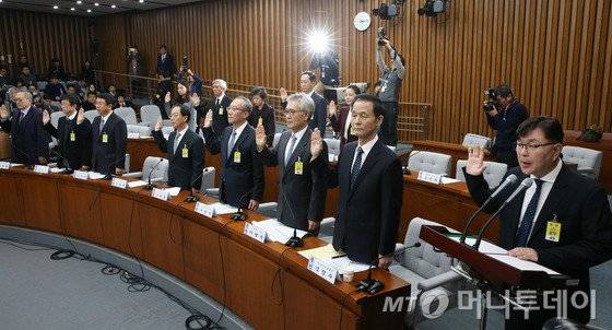 김영재의원 원장이 14일 서울 여의도 국회에서 열린 '박근혜 정부의 최순실 등 민간인에 의한 국정농단 의혹사건 진상규명을 위한 국정조사특별위원회 청문회'에 출석해 증인들과 선서를 하고 있다. 앞줄 오른쪽부터 김영재 원장, 김장수 전 국가안보실장(현 주중대사), 이병석 전 대통령 주치의(연세대세브란스병원 원장), 서창석 전 대통령 주치의(서울대병원 원장), 김원호 전 청와대 의무실장, 김석균 전 해양경찰청장, 김상만 전 대통령 자문의, 차광렬 차병원그룹 총괄회장. 2016.12.14/사진=뉴스1