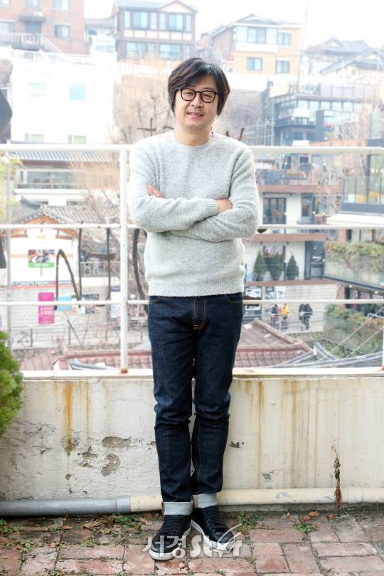 배우 김윤석이 서경스타와의 인터뷰전 포즈를 취하고 있다. /사진=오훈 기자