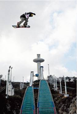 11월 25일 강원 평창군 알펜시아 스키점프 경기장에서 평창동계올림픽 스노보드 빅에어 테스트 이벤트가 열렸다. [뉴스]