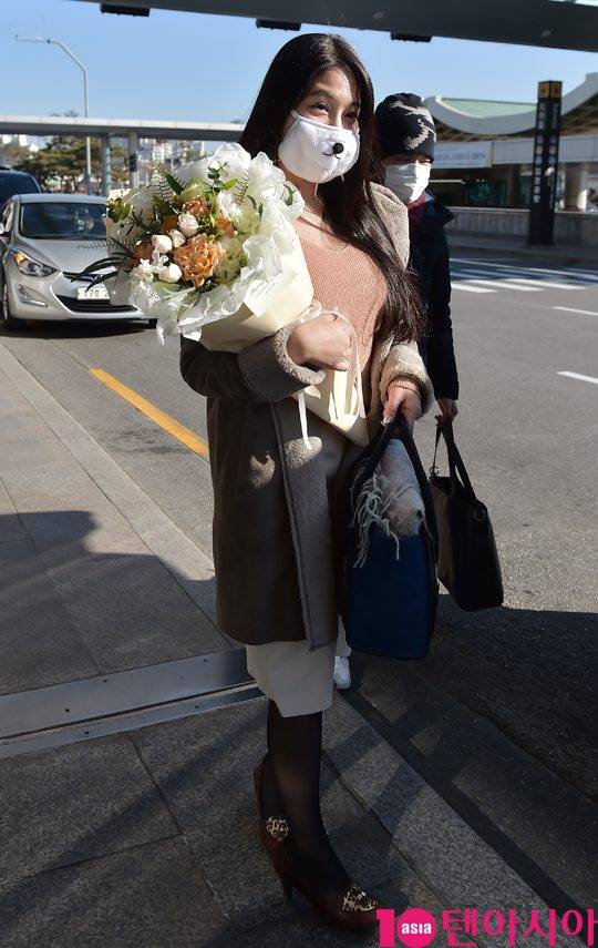 일본 AV 배우 메구리(Meguri)가 15일 오전 영화 ‘형의 여자’ 홍보차 김포국제공항을 통해 공항패션을 선보이며 내한했다.