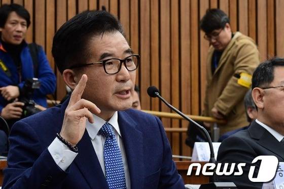 조한규 전 세계일보 사장이 15일 오전 서울 여의도 국회에서 열린 '박근혜 정부의 최순실 등 민간인에 의한 국정농단 의혹사건 진상규명을 위한 국정조사' 제4차 청문회에서 의원들의 질의에 답변을 하고 있다. 2016.12.15/뉴스1 © News1 사진공동취재단