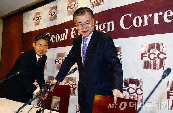 문재인 전 더불어민주당 대표가 15일 오후 서울 중구 프레스센터에서 열린 외신기자클럽 초정간담회에 참석하고 있다. 2016.12.15/뉴스1 <저작권자 © 뉴스1코리아, 무단전재 및 재배포 금지>