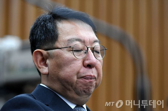 이석수 전 특별감찰관(왼쪽)이 15일 오전 서울 여의도 국회에서 열린 '박근혜 정부의 최순실 등 민간인에 의한 국정농단 의혹 사건 진상 규명을 위한 국정조사 특별위원회'에 증인으로 출석 의원들의 질문이 진행되는 동안 잠시 눈을 감고 있다. 2016.12.15/사진=뉴스1
