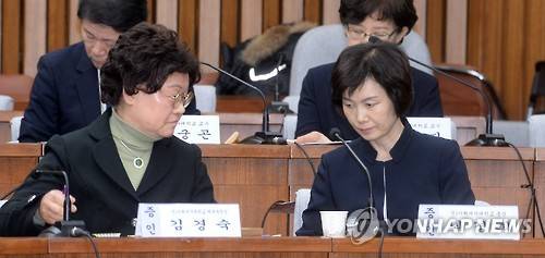 (서울=연합뉴스) 김현태 기자 = 최경희 전 이화여대 총장(오른쪽)과 김경숙 전 이화여대 체육대학장이 15일 오전 국회에서 열린 최순실 국정농단 의혹 진상규명을 위한 국정조사 특위 4차 청문회에 증인으로 출석해 있다. 2016.12.15