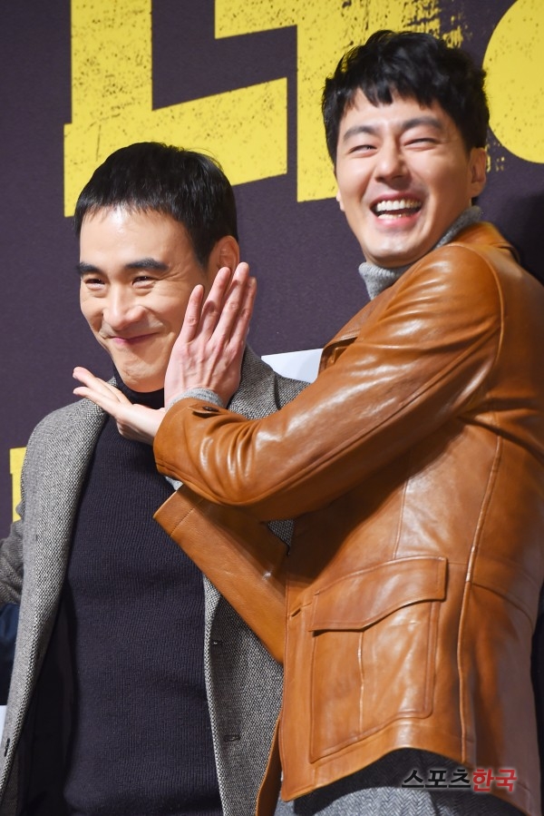 영화 '더 킹' 제작발표회에 참석하고 있는 배성우 조인성. 사진=이규연 기자 fit@hankooki.com