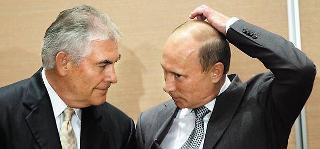 렉스 틸러슨(왼쪽)과 푸틴 러시아 대통령. /Getty Images 이매진스