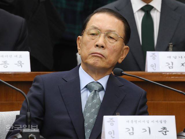 김기춘 전 대통령 비서실장이 지난 7일 국회에서 열린 최순실 국정농단 의혹 진상규명을 위한 국정조사 특위 2차 청문회에서 의원들의 질의를 듣고 있다. 오대근기자 inliner@hankookilbo.com