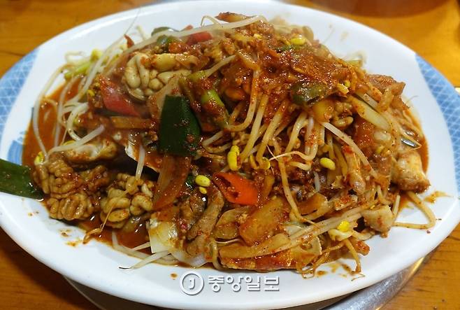 세 사람이 먹기에 적당한 대구뽈찜(중). 커다란 생대구 머리 절반과 이리·간이 들어갔다.