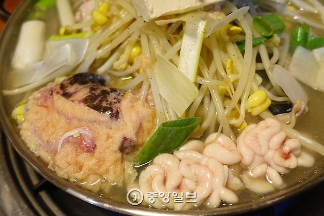 대구머리맑은탕에 들어간 이리와 알이 재료의 신선도를 그대로 보여준다.