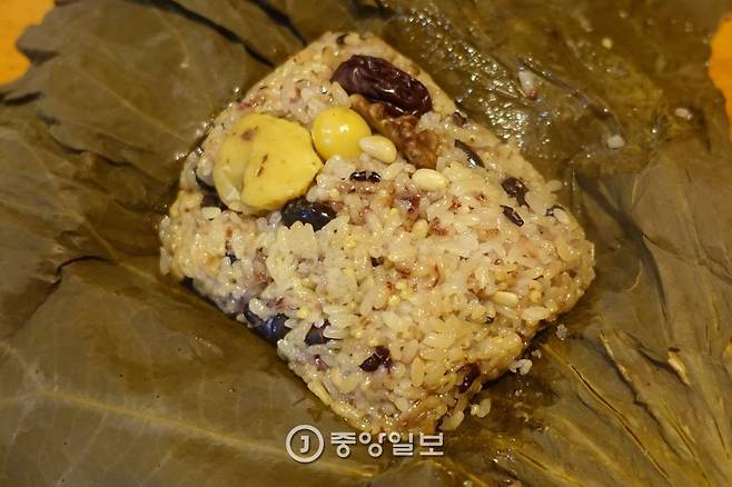 정식에 나오는 연잎밥에는 찹쌀·흑미·차조·메조·찰수수·팥·동부·은행·잣·밤·대추·호두·서리태 13곡과 연잎 가루가 들어갔다. 밥물은 연잎차, 간은 죽염으로 했다.