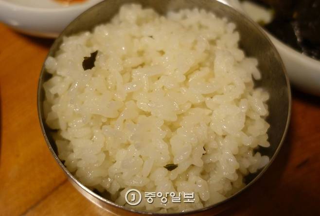 우렁이농법으로 지은 친환경 쌀에 발효 다시마를 넣고 연잎 우린 물로 지은 밥. 밥알이 탱글탱글 살아있고 윤기가 자르르 흐른다.