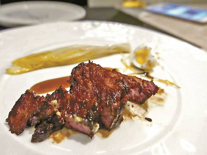 파인다이닝 레스토랑 ‘DOSA by 백승욱’이 한식을 현대적으로 해석한 ‘이베리코 보쌈’.