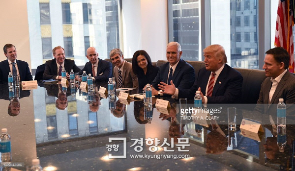 도널드 트럼프 미국 대통령 당선인(오른쪽 두번째)이 지난 14일(현지시간) 뉴욕 트럼프타워에서 열린 ‘테크 서밋’에서 발언하고 있다. 맨 왼쪽에 트럼프의 둘째 아들 에릭이 보인다. Getty Images