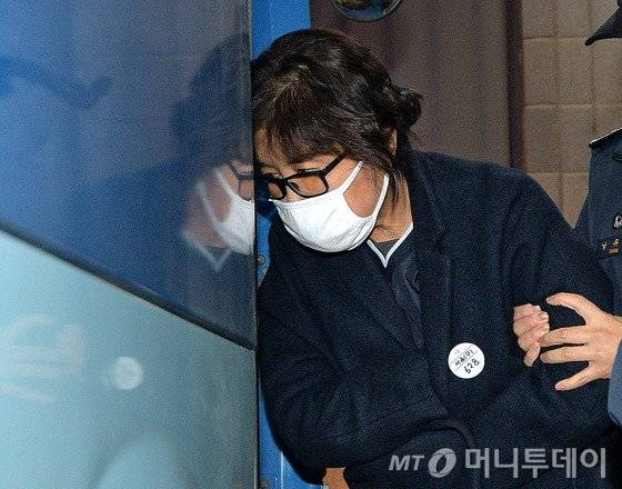 '비선실세 국정농단' 의혹의 중심에 있는 최순실씨(최서원으로 개명·구속)가 지난 14일 새벽 서울 서초구 중앙지검에서 조사를 마친 뒤 호송차에 오르고 있다. /사진=뉴스1  <저작권자 &copy; 뉴스1코리아, 무단전재 및 재배포 금지>