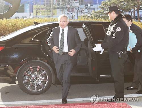 출근하는 대법원장      (서울=연합뉴스) 김주형 기자 = 양승태 대법원장이 16일 오전 서울 서초동 대법원으로 출근하고 있다.      지난 15일 국회 최순실 게이트 국정조사 특위 청문회에서 증인으로 출석한 모 언론사 전 사장이 현 정권이 양 대법원장 등 사법계 고위인사를 사찰하고 있다고 폭로해 파문이 일고 있다.