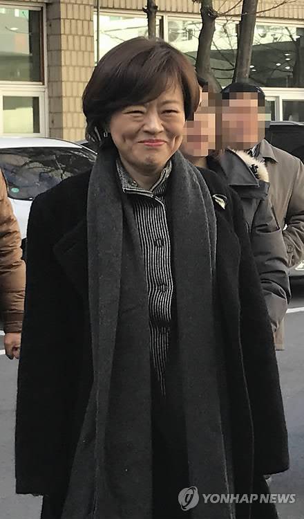 법원에 출석한 진선미 의원      (서울=연합뉴스) 설승은 기자 = 선거법 위반 혐의로 기소된 진선미 의원이 1심 선고일인 16일 서울동부지법에 출석하고 있다. 2016.12.16      ses@yna.co.kr