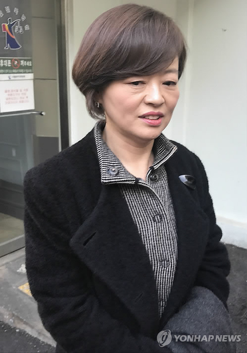 무죄 선고 직후 진선미 의원      (서울=연합뉴스) 설승은 기자 = 선거법 위반 혐의로 기소된 진선미 의원이 1심에서 무죄를 선고받고 법정을 나서고 있다. 2016.12.16      ses@yna.co.kr