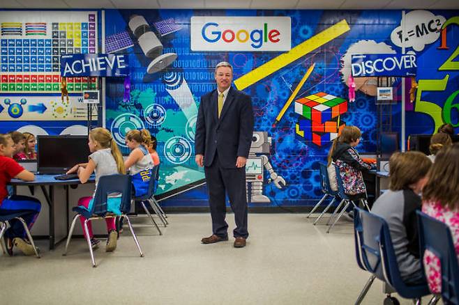 구글이 구축한 데이터센터가 거액의 지방세 납부와 인프라 효과로 지역 주민의 삶과 교육을 개선했다. 미국 오클라호마 주 초등학교에서 학생들이 첨단기자재를 활용해 수업 중이다. <출처:뉴욕타임스>