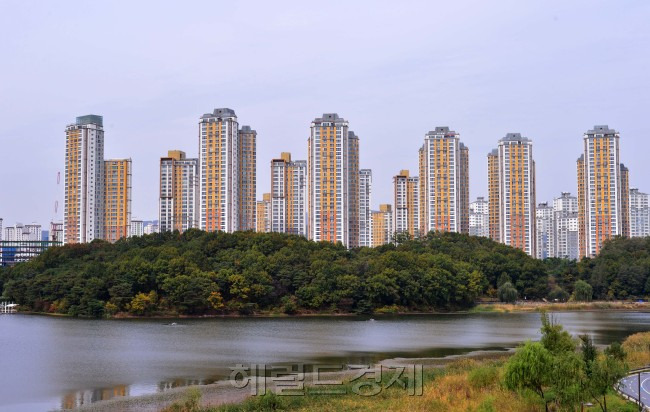 [사진설명=내년 입주물량은 37만 가구에 달할 전망이다. 지역별로 전셋값 하락과 역전세난 가능성도 점쳐진다. 11ㆍ3 부동산 대책의 효과가 시장에 번지면 위축세가 커질 것이란 우려도 나온다. 사진은 광교신도시 모습. [이상섭 기자/babtong@heraldcorp.com]