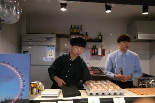 (천안=연합뉴스) 김용윤 기자 = 고교동창 손호준(26), 최한솔(26)씨가 샐러드 스테이크점에서 손님을 기다리고 있다. 2016.12.17. yykim@yna.co.kr