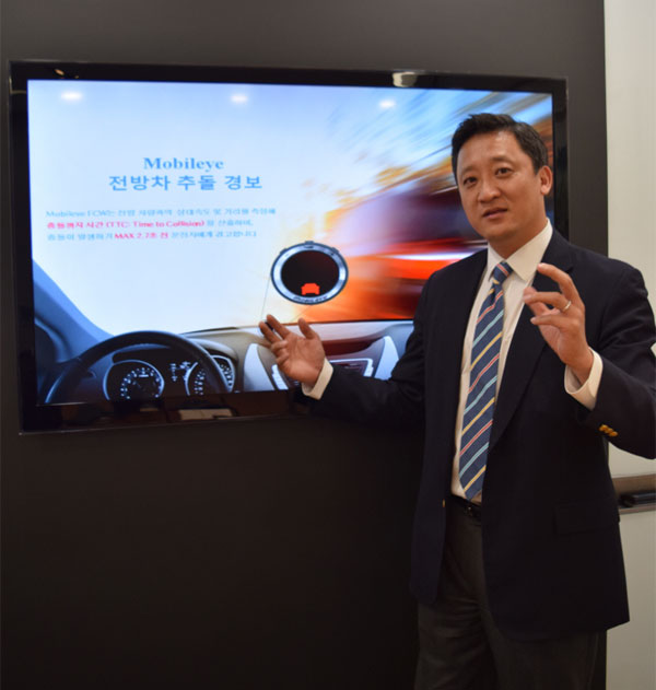 박성욱 한국지사장이 `모빌아이` 제품을 설명하고 있다.