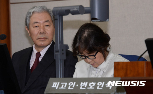 【서울=뉴시스】사진공동취재단 = 최순실씨가 19일 오후 서울 서초구 서울중앙지법 형사대법정에서 열린 국정농단 사건 첫 재판에 입장해 시작을 기다리고 있다. 2016.12.19.   photo@newsis.com