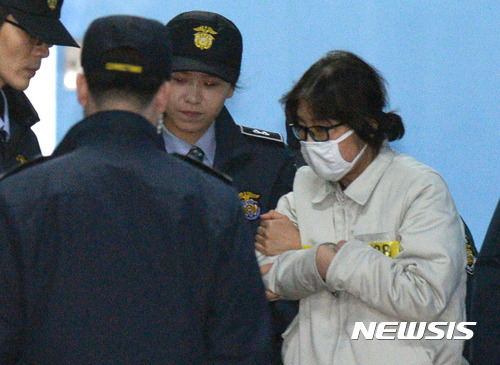 【서울=뉴시스】권현구 기자 = 박근혜 대통령과 공모해 국정을 농단한 혐의 등으로 기소된 '비선실세' 최순실이 1차 공판준비기일을 마치고 19일 오후 서울 서초구 서울중앙지방법원을 나서고 있다. 2016.12.19.   stoweon@newsis.com