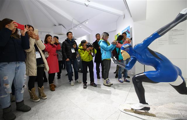 강릉의 동계올림픽 홍보관을 찾은 각국 기자들과 여행사 관계자들이 스케이팅 조형물 앞에서 사진을 찍고 있다.한국관광공사 제공