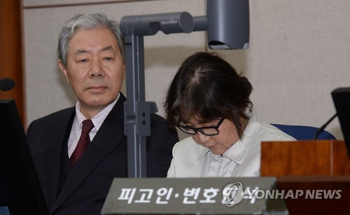 (서울 사진공동취재단 = 연합뉴스) 19일 오후 국정농단 관련 첫 재판이 열린 서울중앙지법 대법정에 최순실씨가 참석하고 있다.  이날 지법은 417호 대법정에서 최순실씨와 안종범 전 청와대 정책조정수석, 정호성 전 청와대 부속비서관의 첫 공판준비기일을 열었다. 2016.12.19