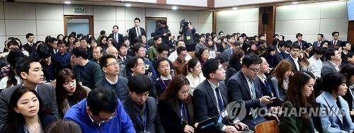 (서울 사진공동취재단 = 연합뉴스) 19일 오후 국정농단 관련 첫 재판이 열린 서울중앙지법 417호 대법정에서 방청객들이 앉아 있다. 이날 지법은 최순실씨와 안종범 전 청와대 정책조정수석, 정호성 전 청와대 부속비서관의 첫 공판준비기일을 열었다. 2016.12.19  xyz@yna.co.kr