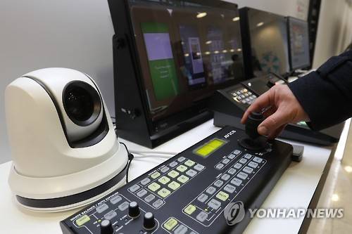 지난해 12월 열린 'K-ICT 차세대미디어대전 2016' 에 전시된 국내 초고화질(UHD) 방송장비를 시연하고 있는 참관객의 모습 [연합뉴스 자료사진]