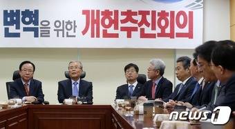 김종인 전 더불어민주당 비상대책위원회 대표가 20일 오전 국회 의원회관에서 열린 새누리당 개헌 모임 '국가변혁을 위한 개헌추진회의'에서 개헌을 주제로 강연하고 있다. 2016.12.20/뉴스1 © News1 손형주 기자