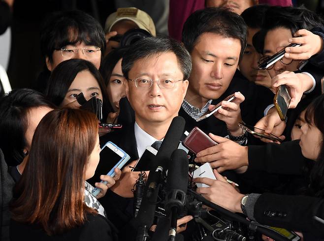 지난달 6일 서울중앙지검에 출석한 우병우 전 청와대 민정수석이 기자들에게 둘러싸여 있다.  사진공동취재단