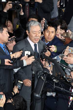 최순실씨의 변호인 이경재 변호사가 지난 10월31일 오후 서울 서초동 서울중앙지검으로 들어가고 있다. 김태형 기자 xogud555@hani.co.kr