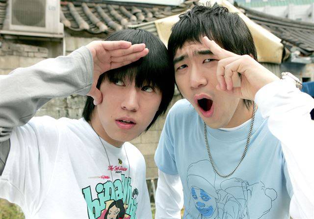 힙합듀오 배치기가 2006년 9월 정규 2집 앨범  '마이동풍'을 발매할 당시의 모습. 배치기는 데뷔 당시 다른 힙합가수들에 비해 준수하고 단정한 스타일로 외형적인 관심을 받기도 했다. 한국일보 자료사진