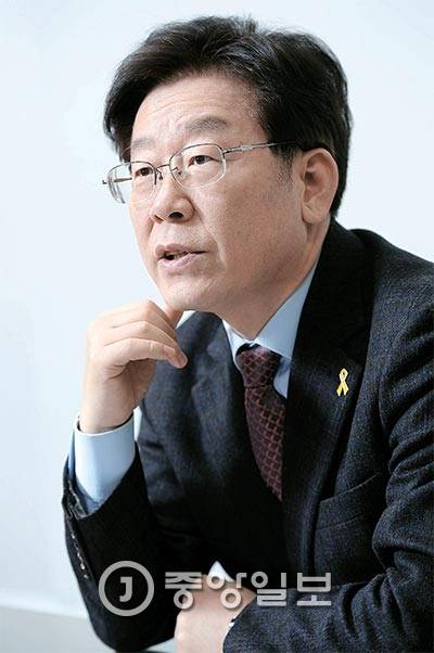 이재명 시장은 “박근혜 대통령이 청와대를 나오는 순간 구속수사해야 한다”며 “개인에 대한 분노를 넘어 우리 사회 기득권자들이 다시는 부정부패를 저지르지 못하도록 못 박기 위한 것”이라고 주장했다. [사진 김현동 기자]