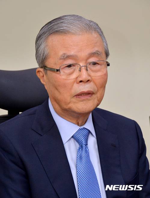 【서울=뉴시스】박진희 기자 = 20일 오전 서울 여의도 국회 의원회관에서 새누리당 ‘국가변혁을 위한 개헌추진위원회의’(대표 이주영, 개헌추진회의)가 김종인 더불어민주당 전 대표를 초청해 개헌을 주제로 간담회를 가지고 있다. 2016.12.20.  pak7130@newsis.com