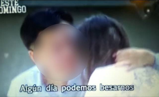 ▲ 칠레 시사 프로그램 <엔 수 프로피아 트람파(En su propia trampa)>의 방영 예고편. 해당 외교관(왼쪽)이 여성에 강제적으로 신체 접촉을 시도하고 있다.