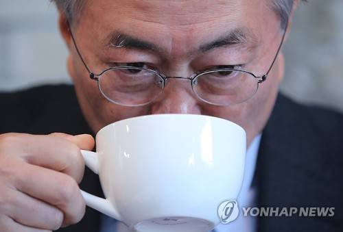 문재인 전 대표 인터뷰     (서울=연합뉴스) 김도훈 기자 = 더불어민주당 문재인 전 대표가 20일 오전 서울 마포구의 한 카페에서 연합뉴스와 인터뷰 도중 잠시 차를 마시고 있다.